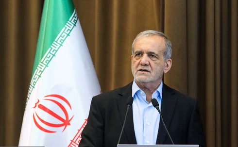 کسی که علم دارد و نسبت به مردمشان تعصب دارد، در کشور می‌ماند