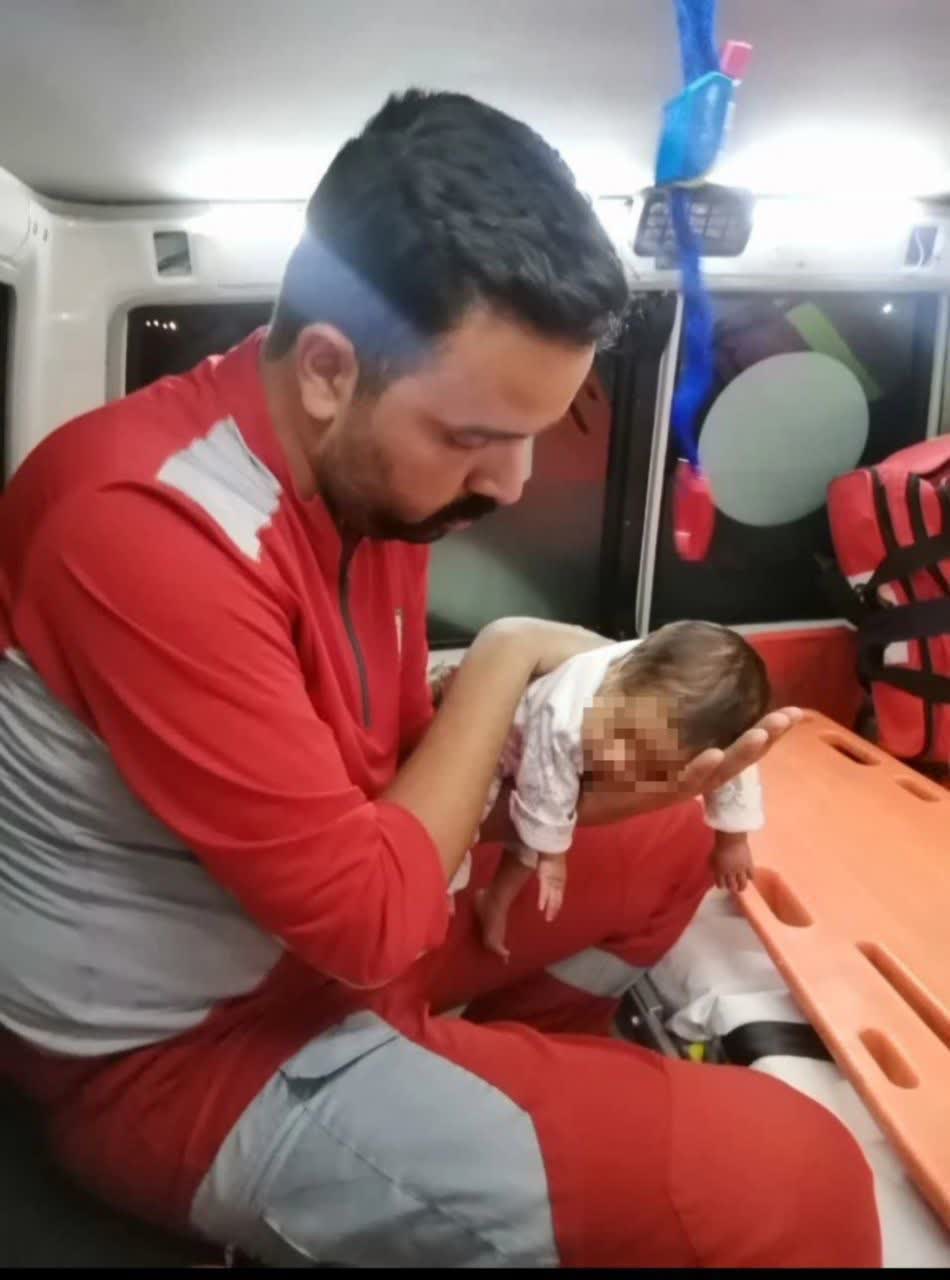 نجات نوزاد ۵۰ روزه از انسداد مسیر تنفسی توسط نجاتگران هلال‌ احمر استان اصفهان