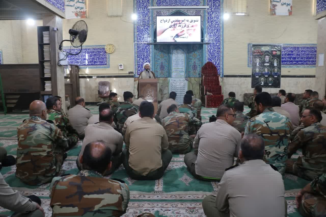 تشویق کارکنان گروه ۴۴ توپخانه نزاجا به امر مقدس ازدواج و فرزند آوری