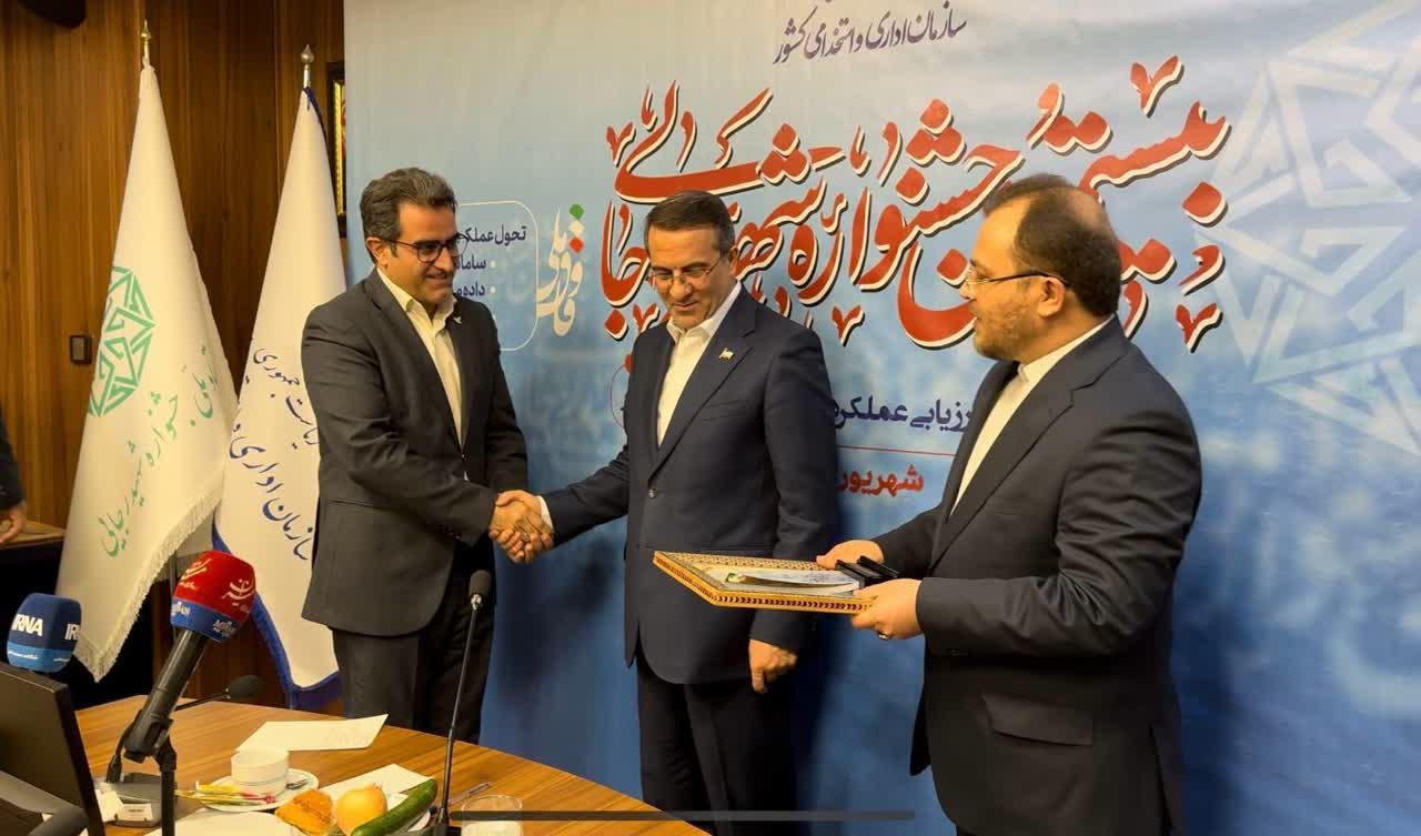 لوح تقدیر و تندیس عنوان برگزیده جشنواره شهید رجایی به مدیرعامل شرکت ملی پست اعطا شد