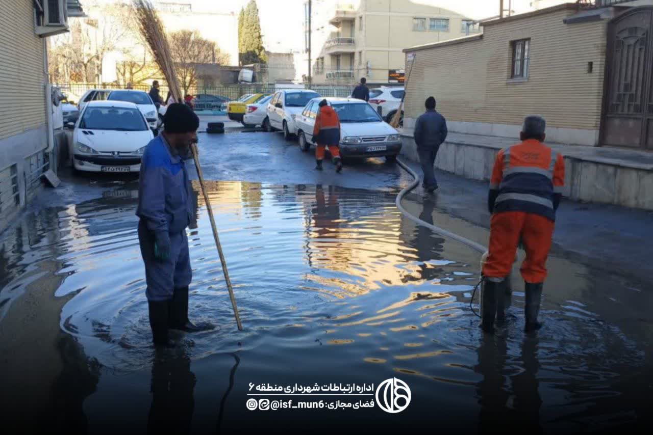 تلاش شبانه‌روزی کارگران خدمات شهری منطقه ۶ در رفع آب‌گرفتگی‌ها