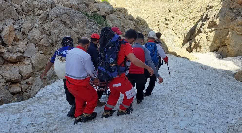 عملیات ۸ ساعته تیم های عملیاتی هلال احمر فریدونشهر در بلند ترین قله استان اصفهان