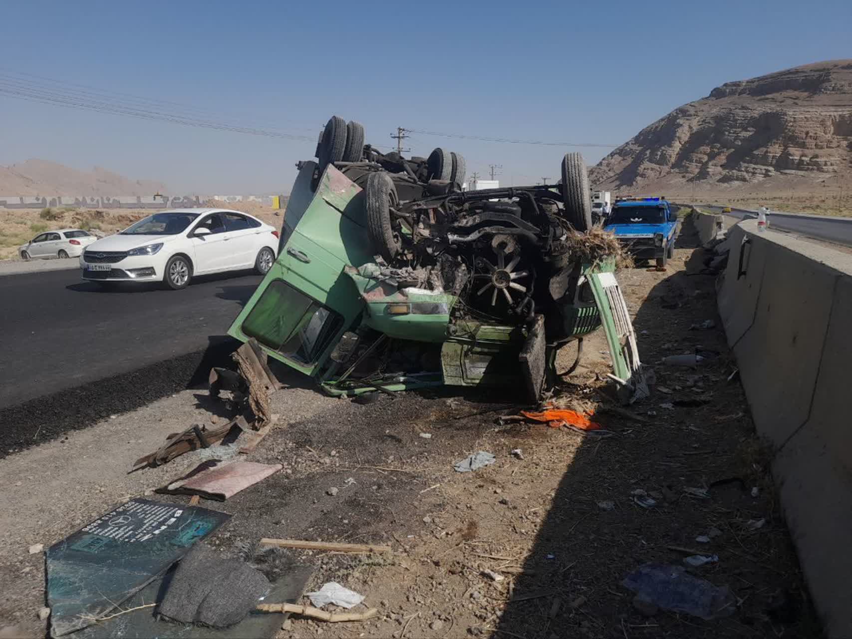 مصدومیت۱۱ نفر در برخورد مینیبوس با خودروی ال۹۰ در محور شهرضا
