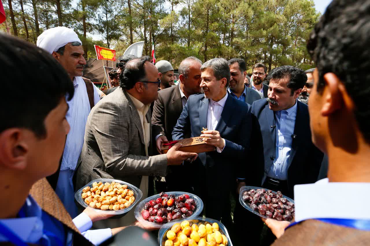 بازدید معاون رئیس‌جمهور و استاندار اصفهان از اردوی کشوری دانش‌آموزان عشایر پسر