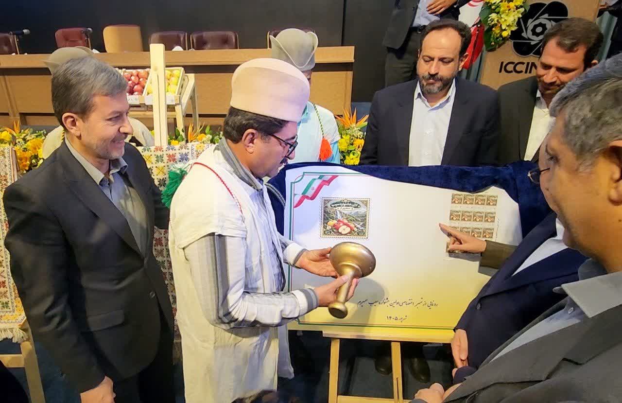 تمبر اختصاصی اولین جشنواره سیب سمیرم رونمایی شد